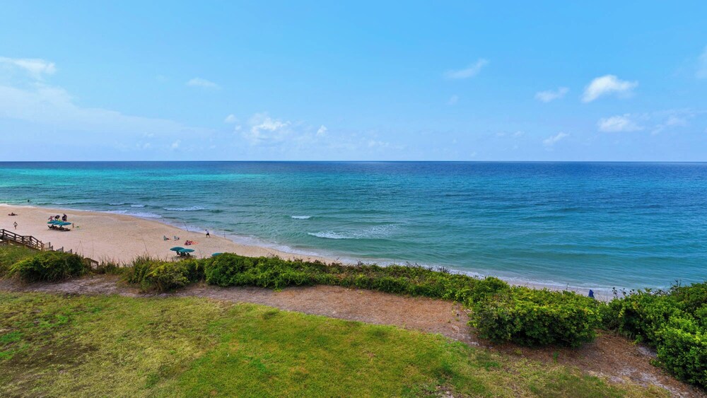2BR Beachfront Townhome w/ Beach Service + Free Attraction Tickets!