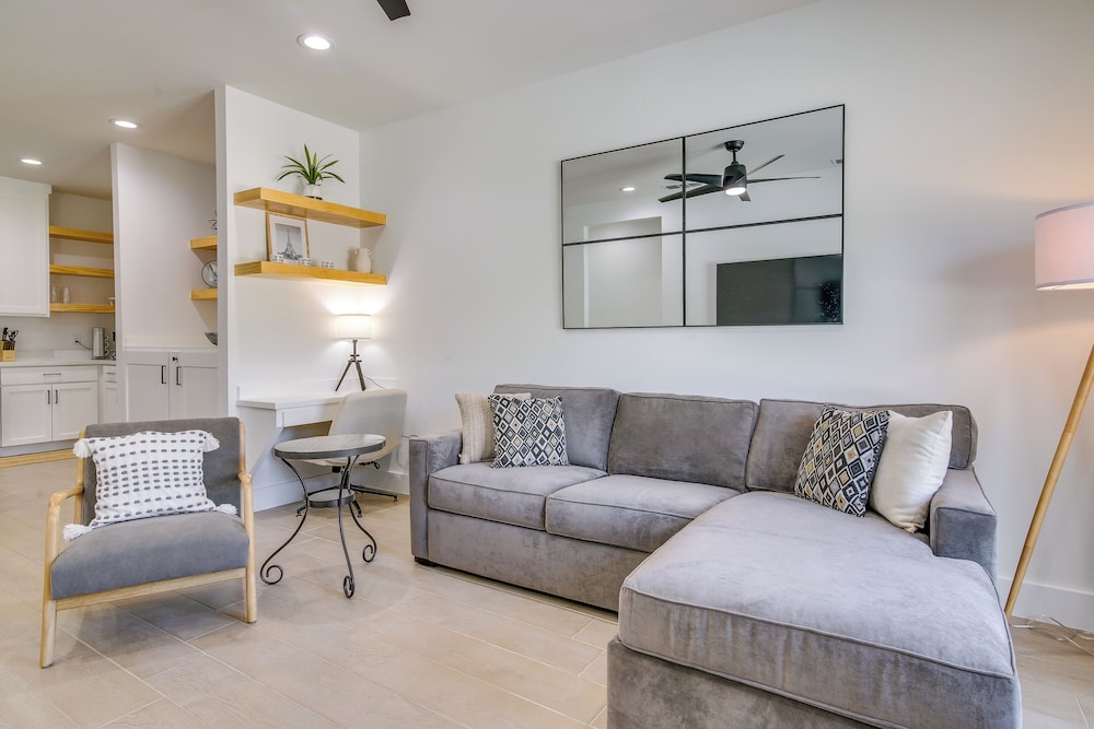 Modern Comfort: Brownsville Home Near Dtwn