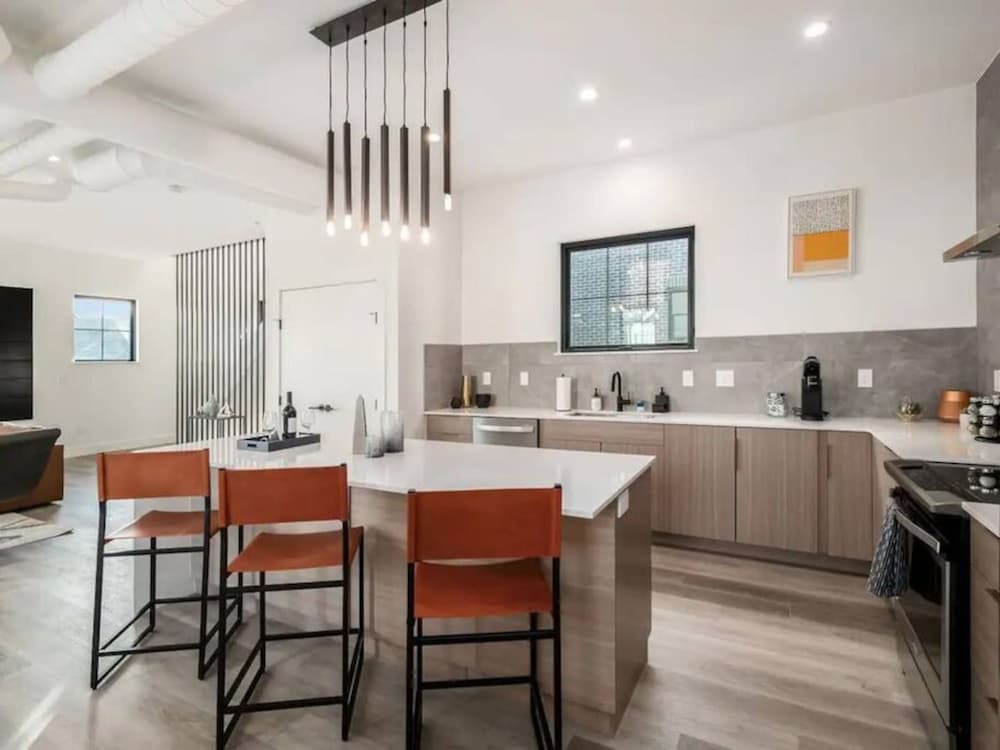 Work Of Art -3 Bedroom Elegant Townhome-columbus