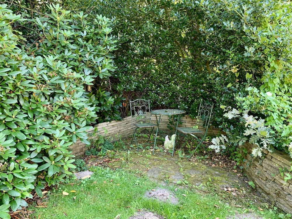 Sunny Garden Retreat Bungalow