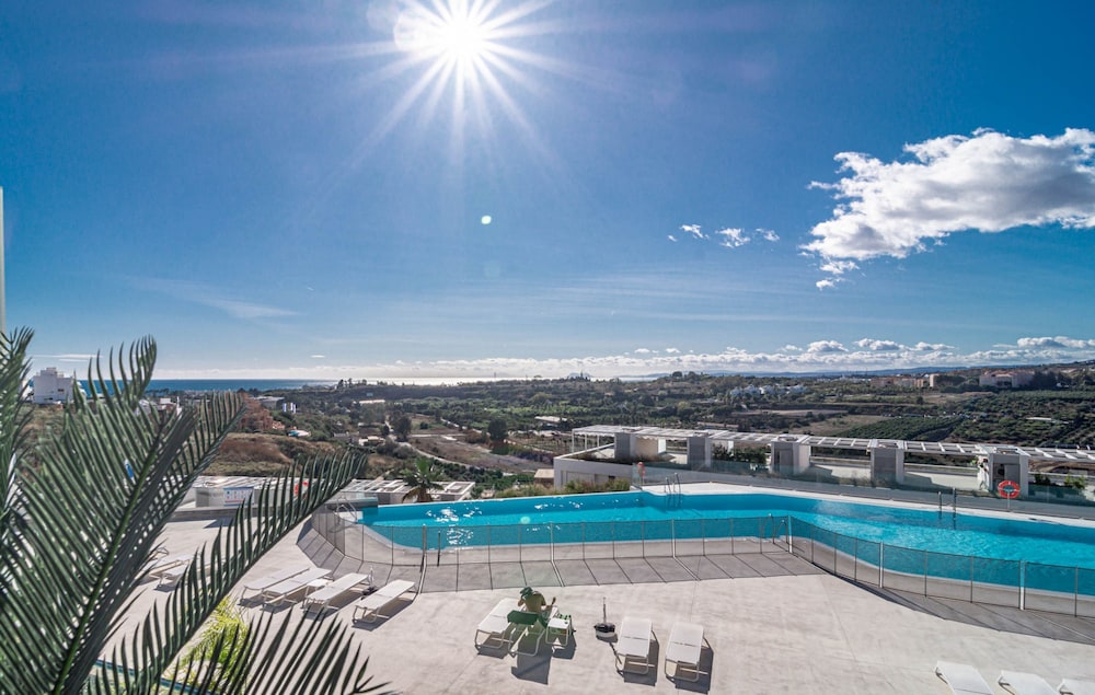 OV2 1B - Bright and Modern 3 Bedroom Apartment