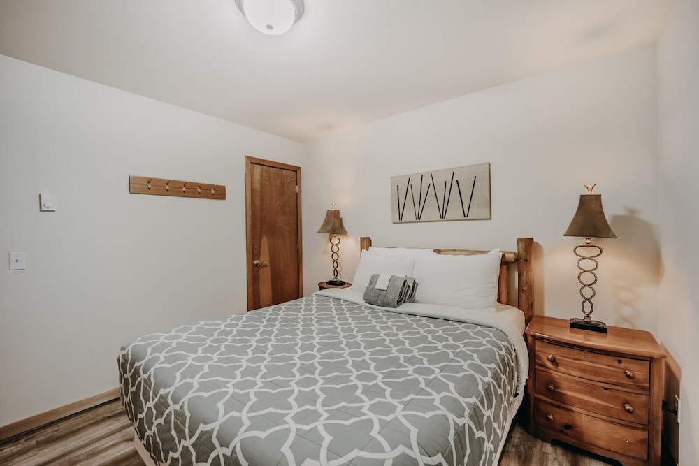 61mbr - Hot Tub - Wi-fi - Pets Ok - Sleeps 6 3 Bedroom Home by Redawning view 3