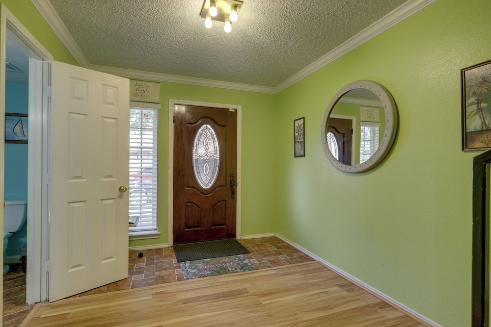 Houston Townhome 4 Mi to Airport: Central Location