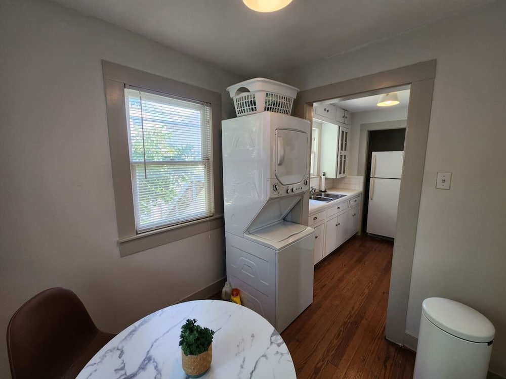Cute Quiet Garage Apt Home