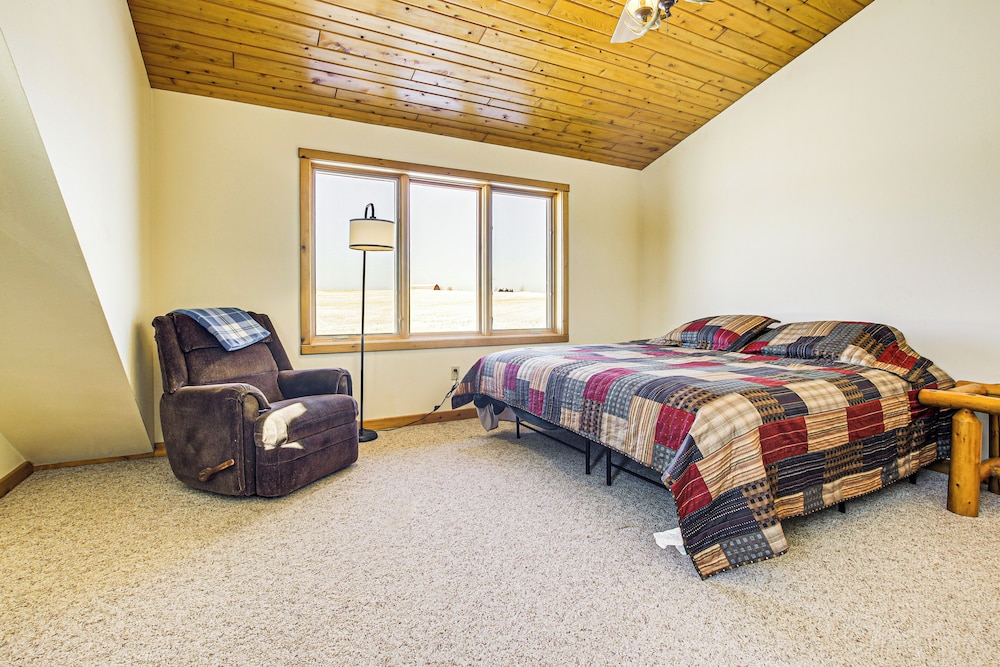 Log Home w/ Deck & Sunset Views: 19 Mi to Oconto!