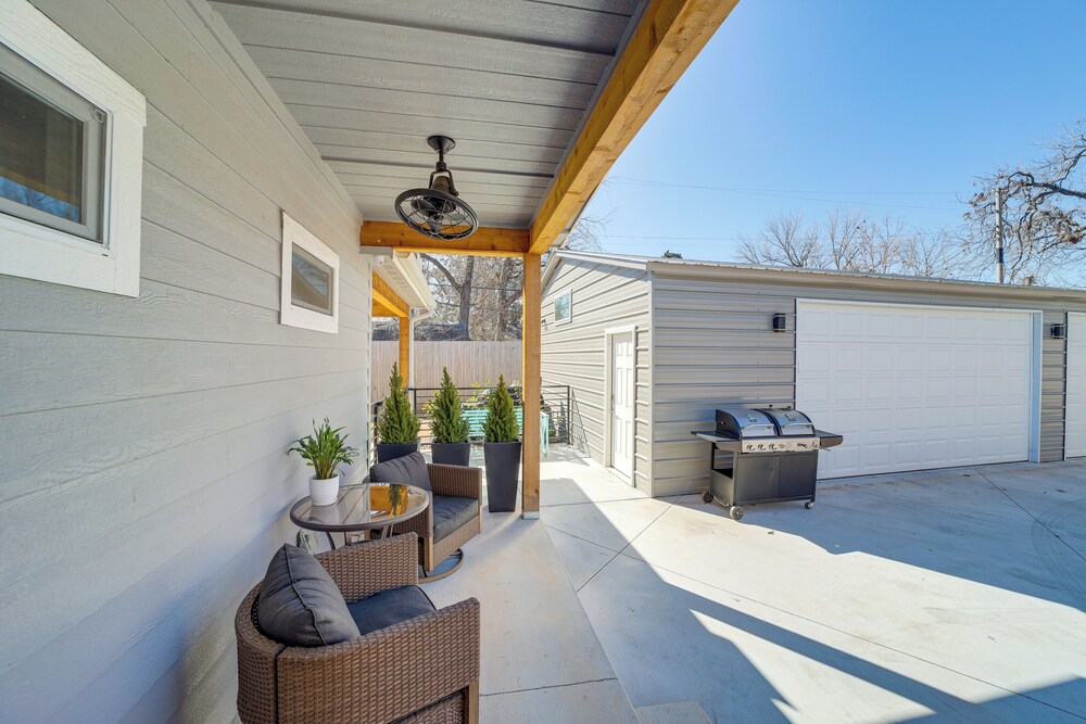 Walk to Gathering Place & Brookside: Tulsa Studio