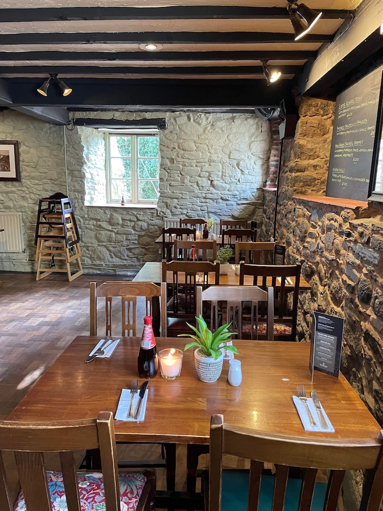 Okehampton Vacations - The Fountain Inn - Property Image 2