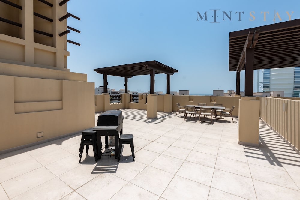 Modern 4BR w Full Burj Al Arab View Pvt Rooftop
