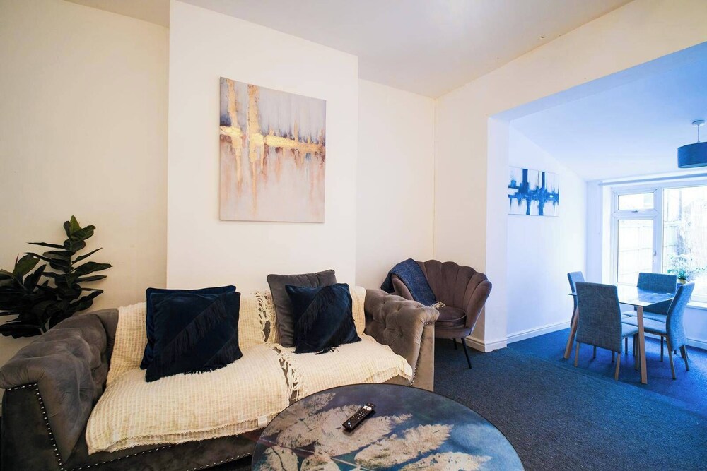 4 Bed House Sleeps 7-free Parking- Contractors