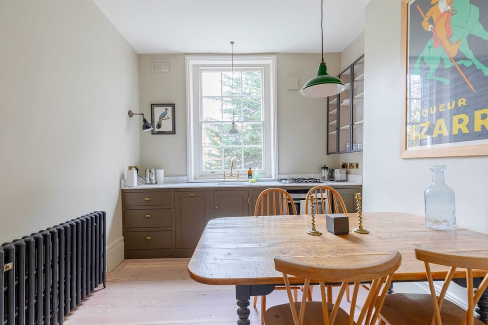 Spacious & Elegant 2BD Victorian Flat - Islington!