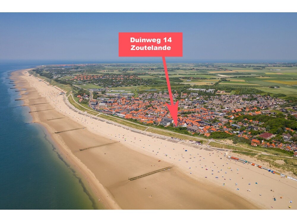 Cozy Holiday Home 3 Minutes From the Beach! view 2