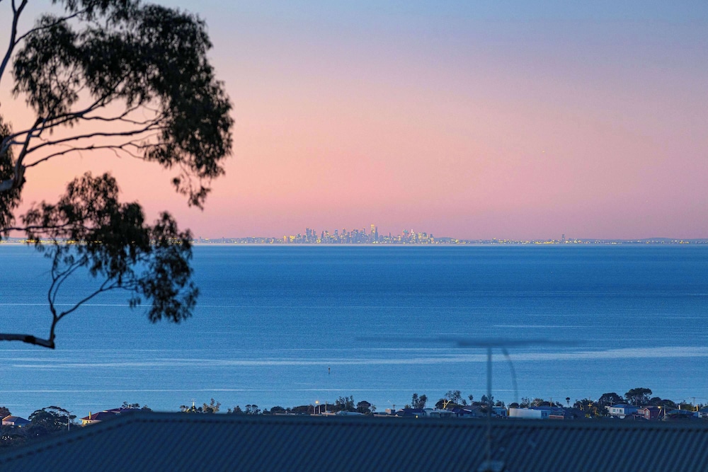 Baymere Pool Spa City Views