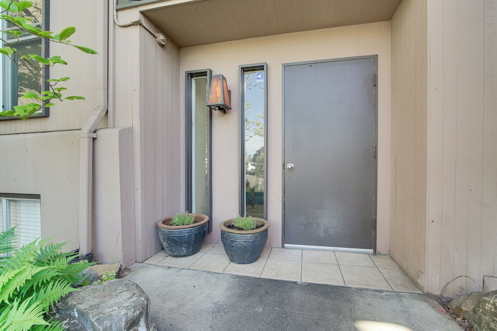 Modern Home Between Seattle, Tacoma & SEA Airport