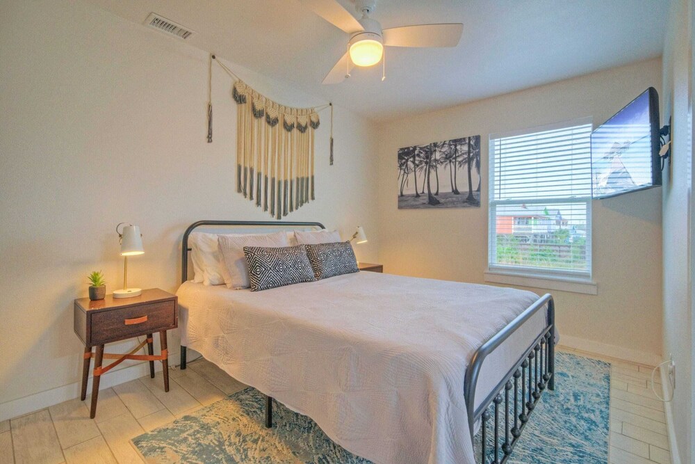 Sleeps 20! 2 Homes Near the Beach, Private Pools, Gameroom, Large Family Retreat