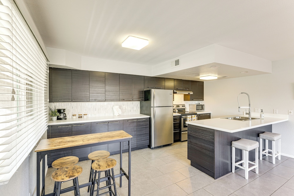 Community Pool: Scottsdale Condo 2 Mi to ASU