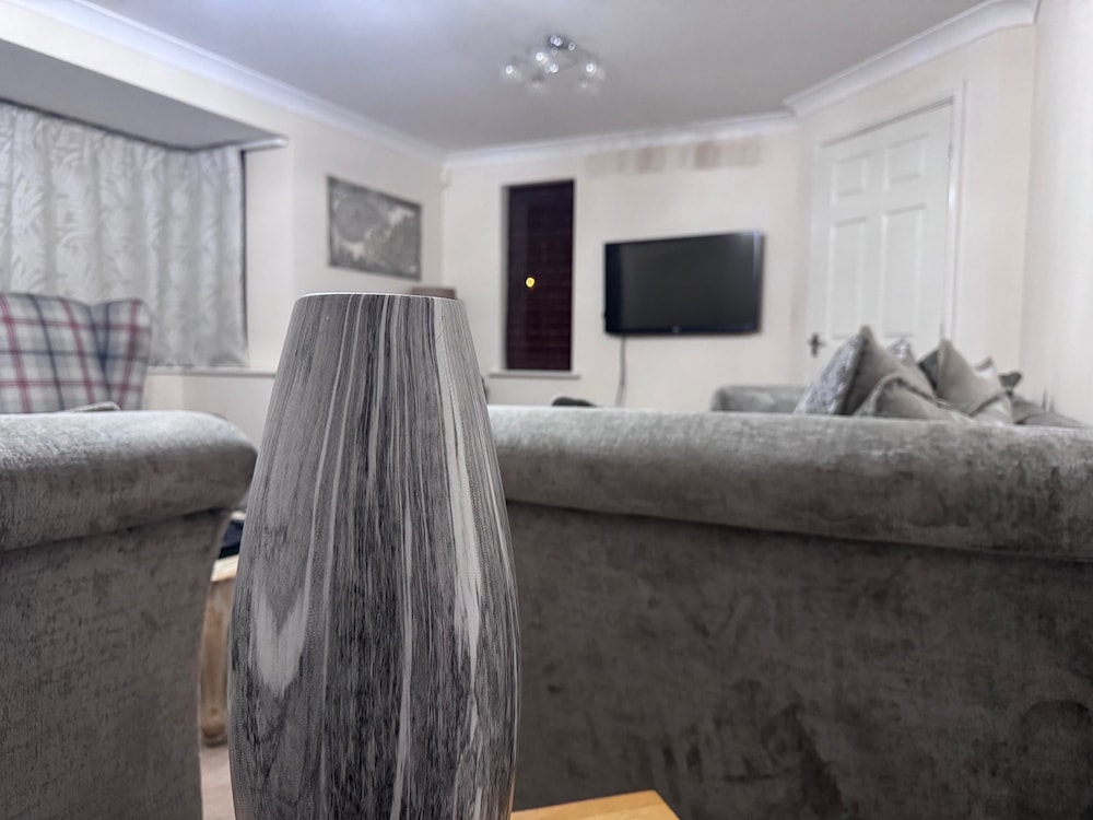 Spacious 4Bd House With Character In Coventry