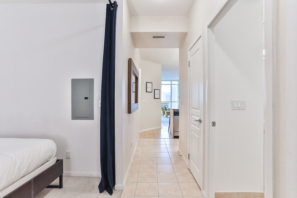 Vibrant Urban Condo 2Bed 2Bath