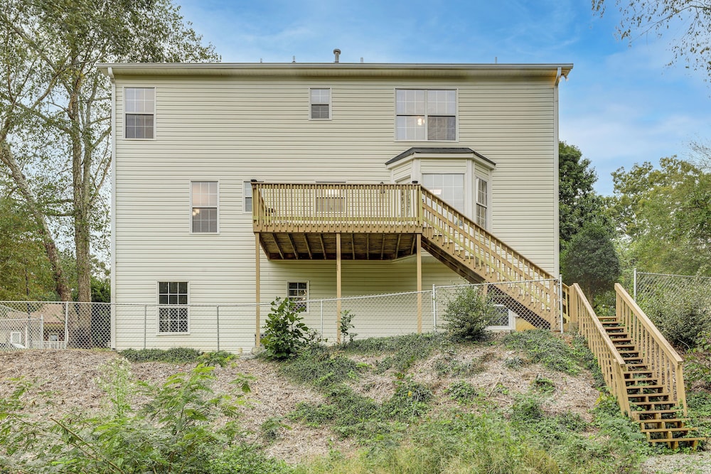 Hike, Golf, Explore: Home 10 Mi to Lake Lanier!