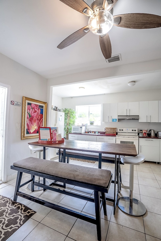 Miami Vacation Home 4 bedroom Parking.