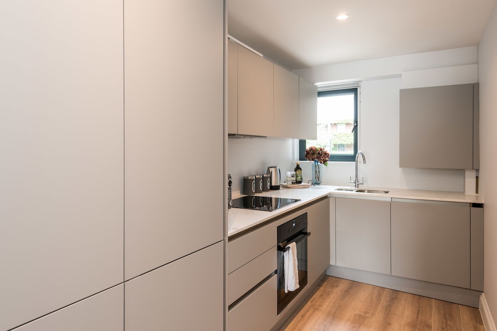 The Carlyle - Elegant Serviced Apartments