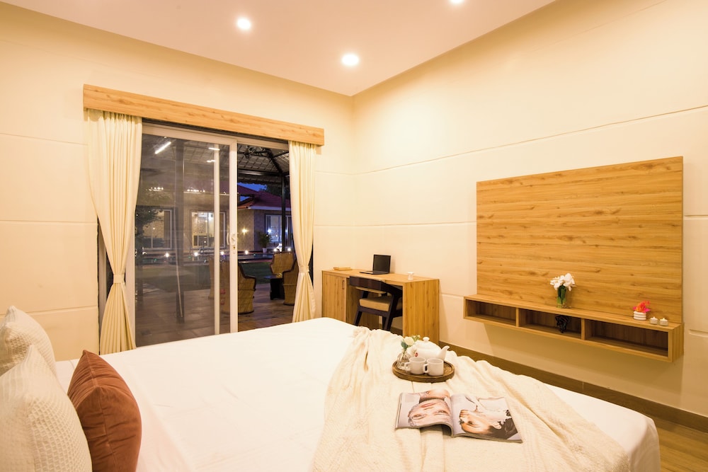 Alaya Stays 5BHK Roohmon's Farm Pvt Pool