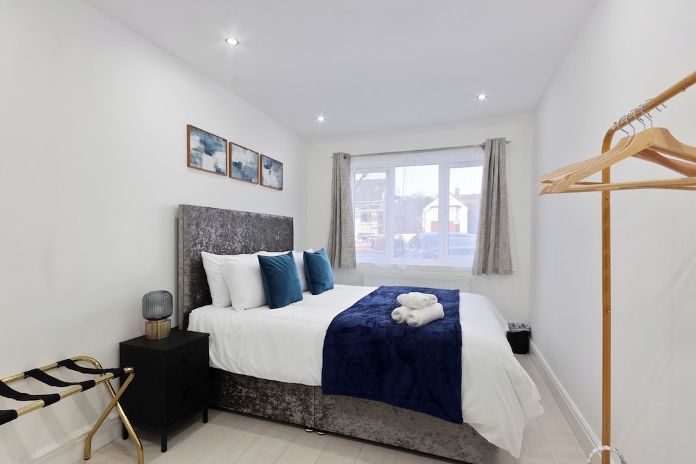 4 Bed - Sleeps 9 - Free Parking - 20 min Gatwick