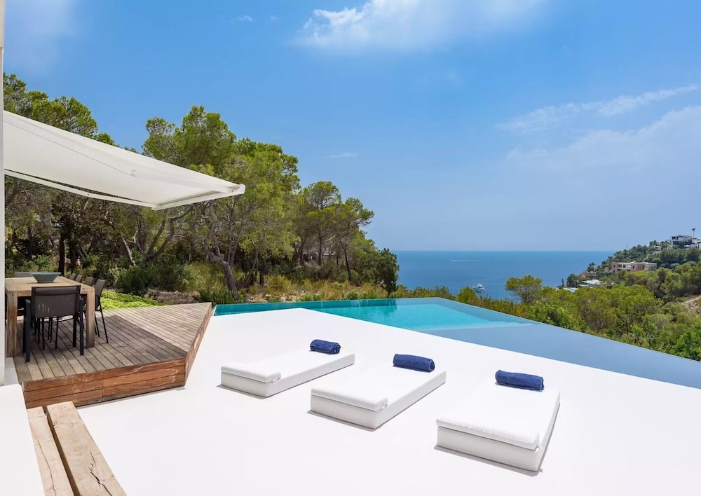Stylish Villa With Infinity Pool