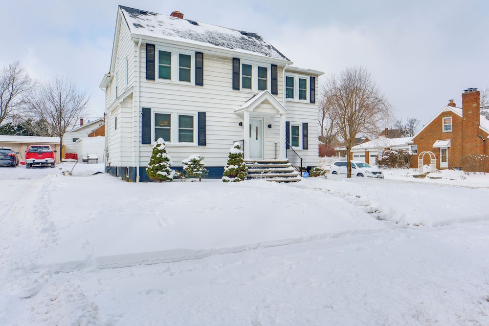 11 Mi to Dtwn Cleveland: Family Home w/ Yard