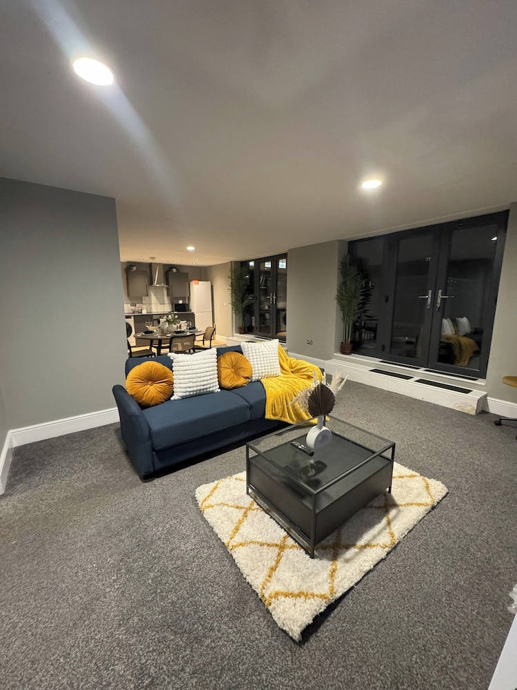 Modern 2 Bedroom City Oasis in Manchester