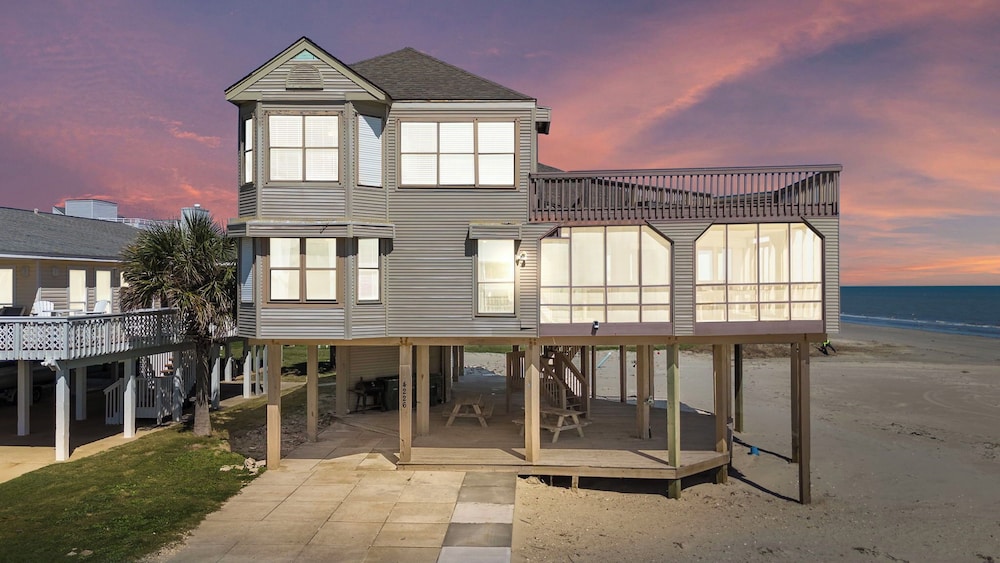 Pirates Beach Retreat by Ryson Vacation Rentals