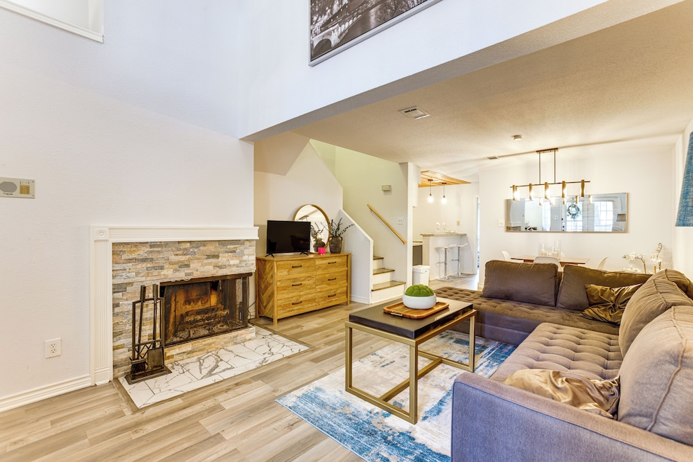 Pet-friendly Condo w/ Pool Access in Houston