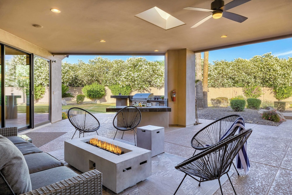 Luxe Scottsdale Oasis With Pool, Hot Tub, Firepit and Outdoor Lounge Avantstay
