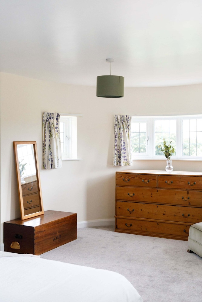 Charming Beach Getaway - Spacious 4BR Sunny Garden