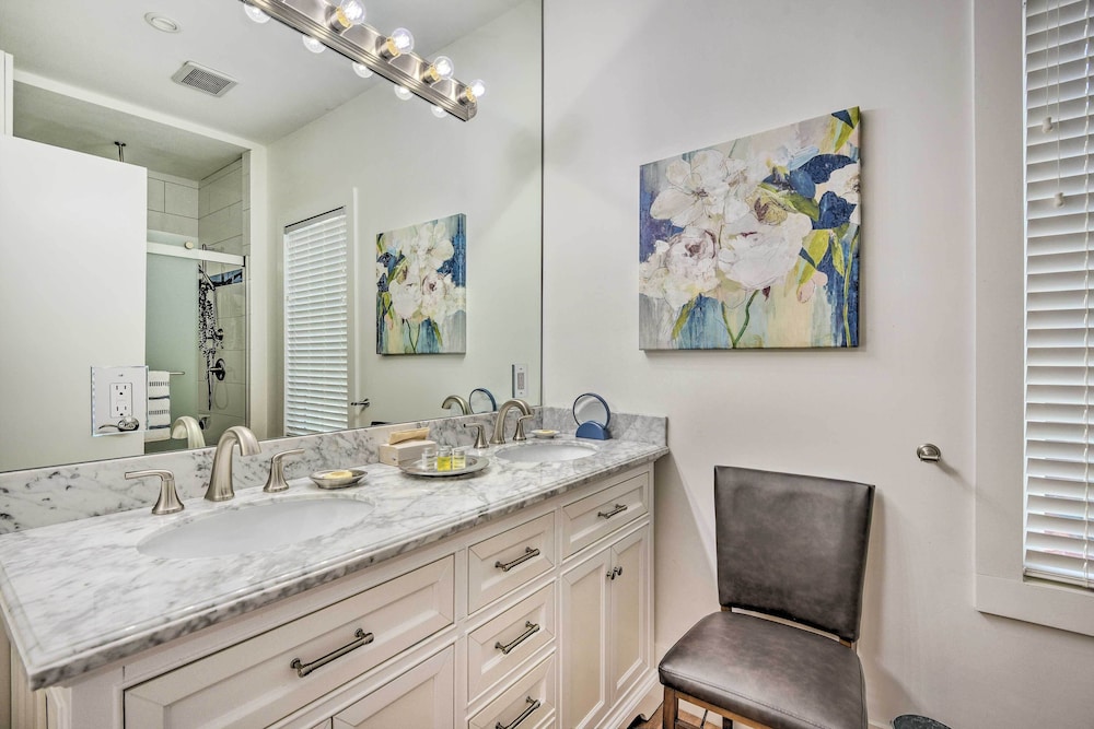 Sarasota Home in Historic District w/ Patio!