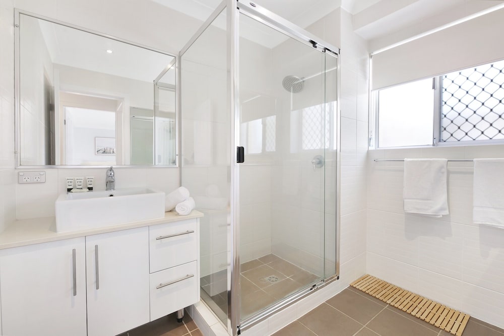 Ground Floor 2-bed Mermaid Beach Pad With Parking
