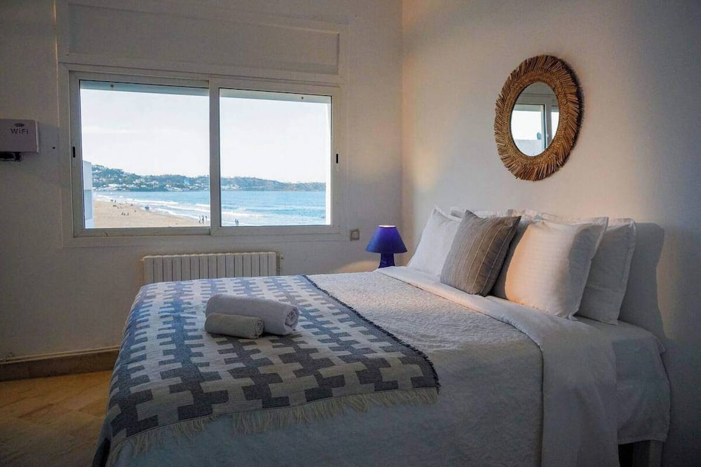 La Vague Bleue Apartment With Feet in the Water