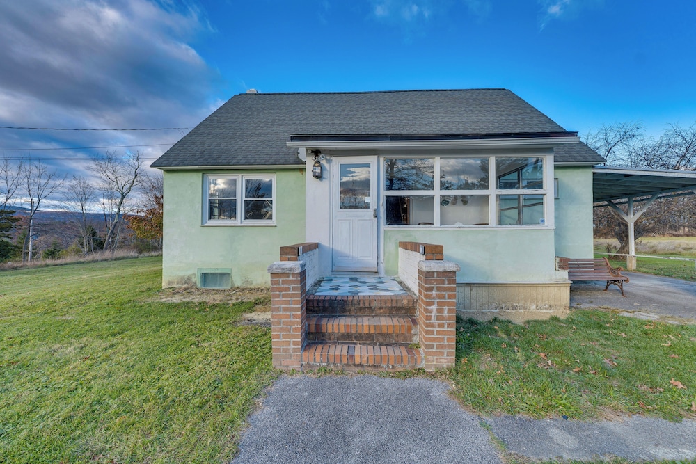 Charming Gardiner Home w/ Yard & Sunroom