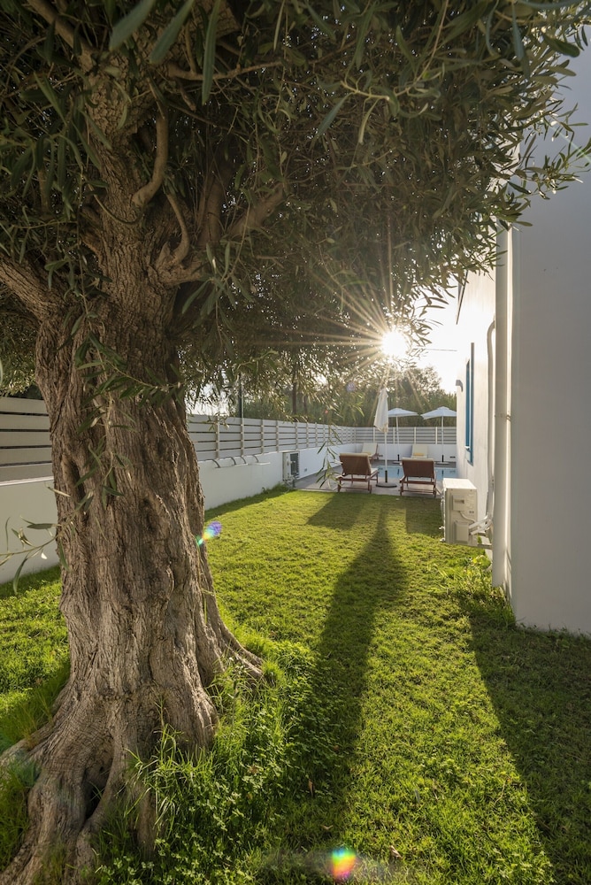 Seabreeze Villa - with Jacuzzi & heated pool