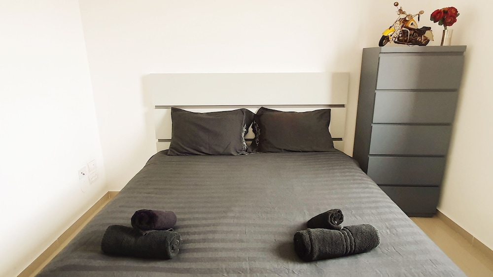Bedroom Apartment with Balcony and City Views