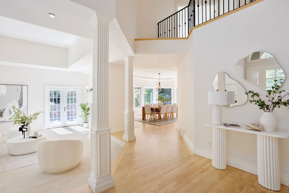 Cascadia Family Mansion Hot Tub Game Room Gym