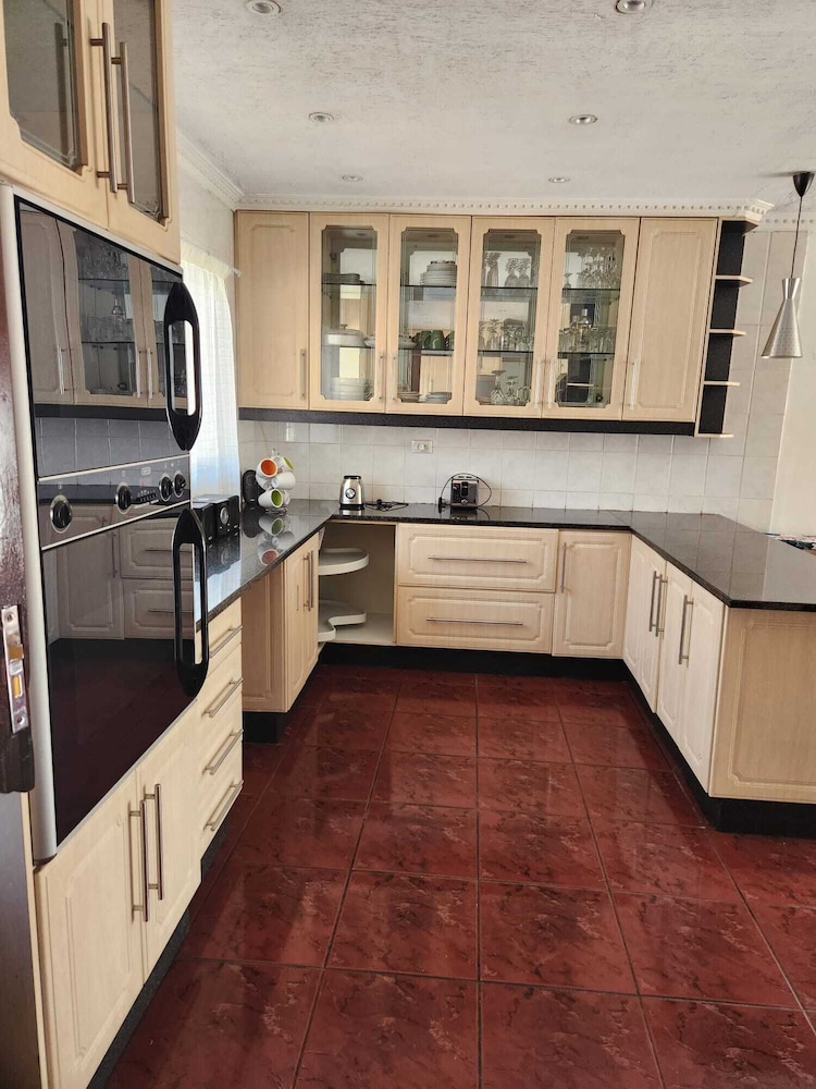 Remarkable 5-bed House in Springs & Nigel