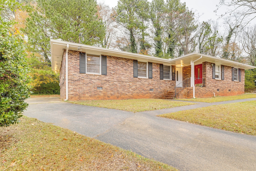 15 Mi to Dtwn Atlanta: Home w/ In-unit Laundry