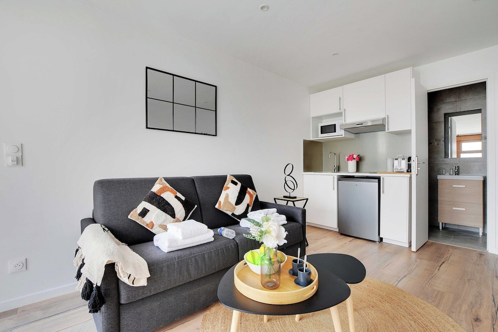 Charming Studio 2P- Next Paris view 2