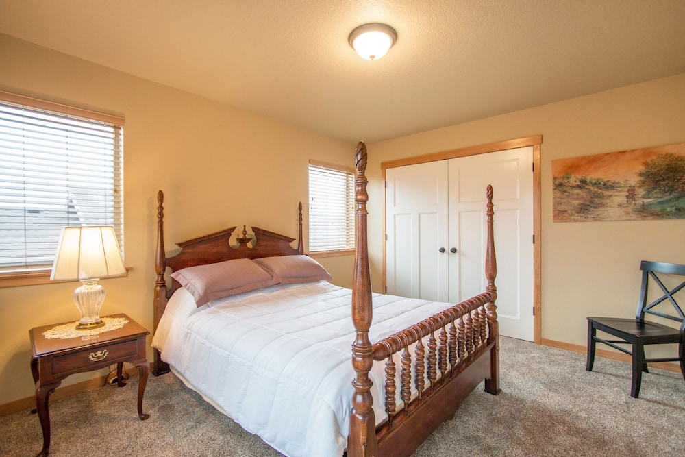 Redtail 30 Day Minimum 3 Bedroom Home by RedAwning