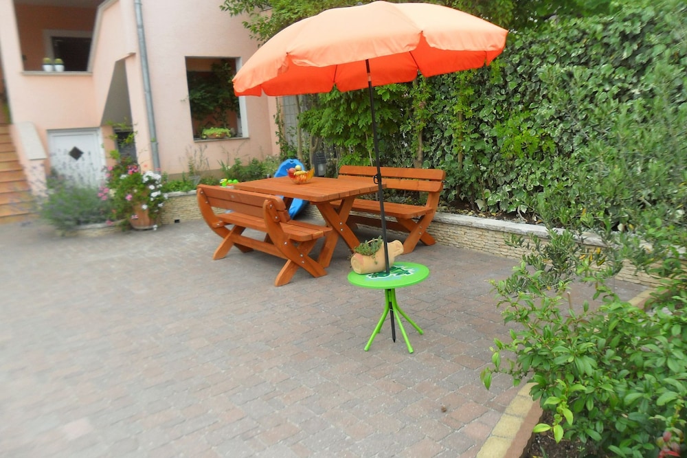 Marinka - With Backyard - A2 view 4