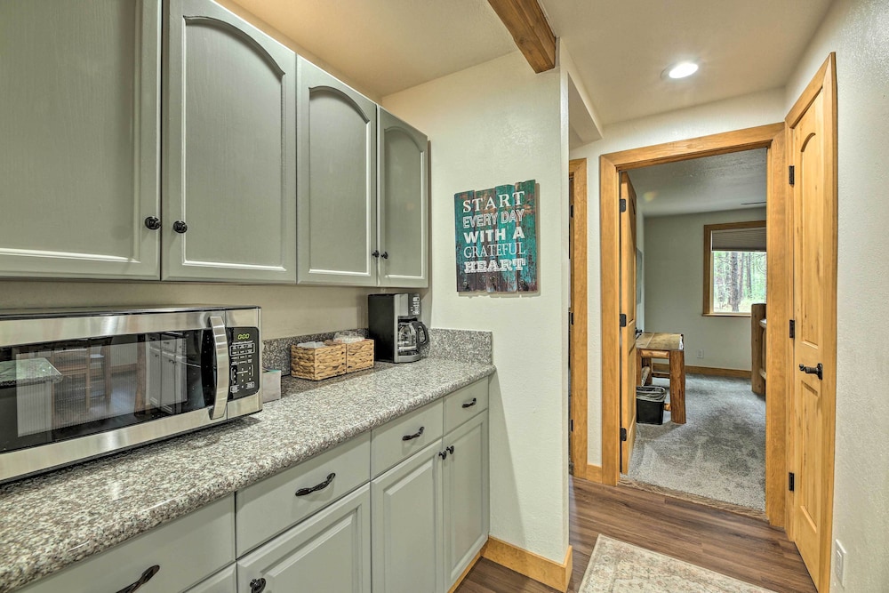 Pinetop Chalet Cabin ~ 1 Mi to Woodland Park view 5