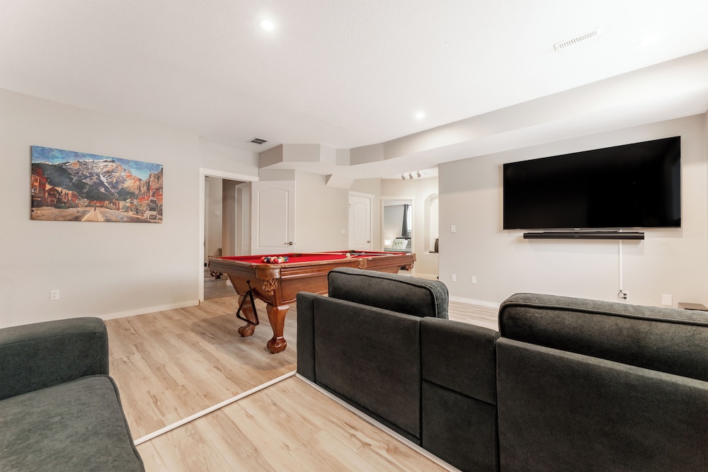 Hinton Vacations - 5Br Private Pool Hot Tub Pool Table - Property Image 1