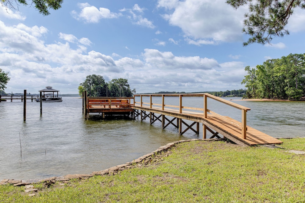 Lake Wateree Retreat: Dock & Screened Porch!
