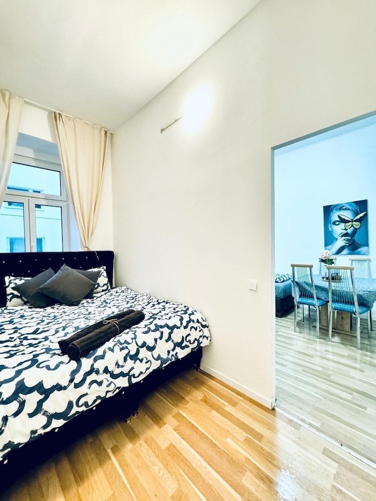 Comfortable 2BR Retreat Near Stadthalle