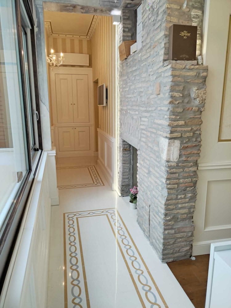Piazza Venezia Luxury Suite photo 5